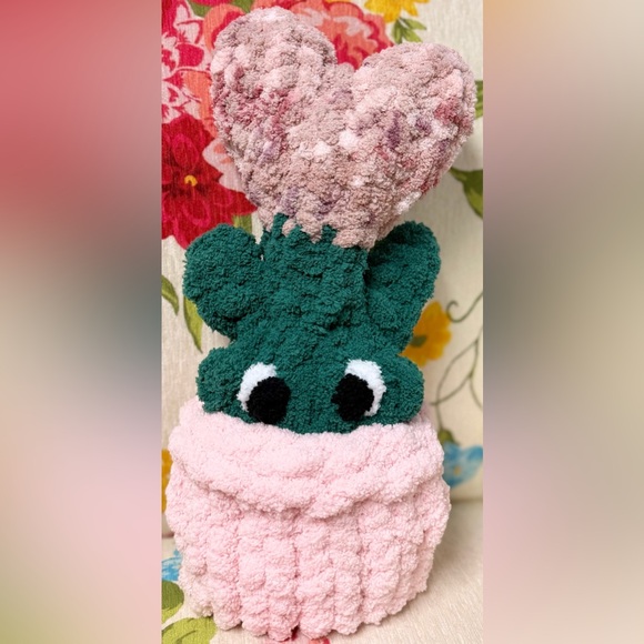 Handmade hand crafted Knit Potted Heart Flower Buddy Cactus Valentine Pink Green - Picture 3 of 5